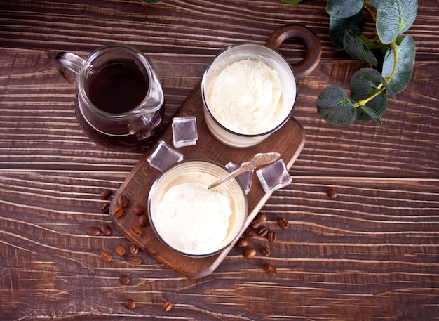 Affogato-koffie met ijs in glazen