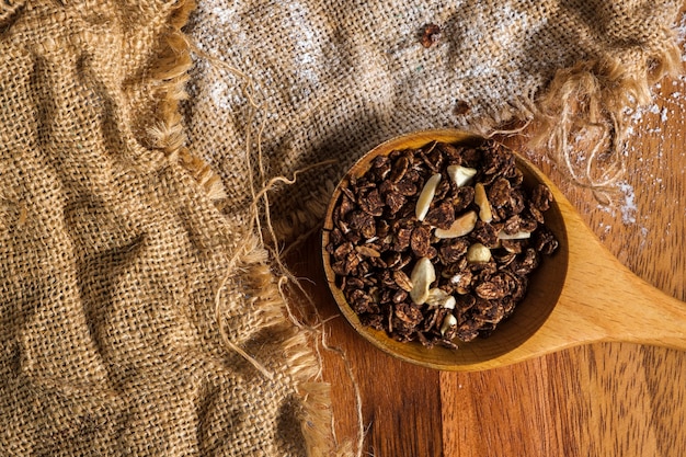 Afgebrokkelde granola in een houten lepel