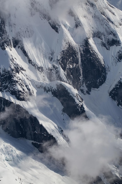 Afgelegen bergtop bedekt met sneeuw in British Columbia Aerial Background