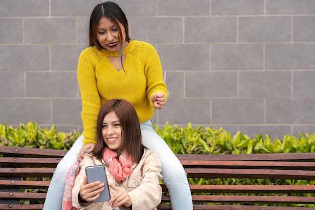 Afgeleide vrienden die buiten een selfie maken