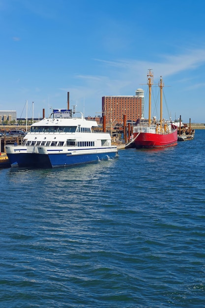 Afgemeerde schepen en boten in de buurt van de pier in Boston, Verenigde Staten. De haven van Boston is een van de belangrijkste zeehavens aan de oostkust van de Verenigde Staten en de staat Massachusetts.