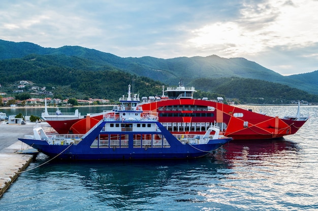 Afgemeerde veerboot in de haven van Thassos