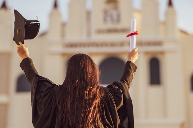 Afgestudeerden dragen een zwarte hoed om te staan voor gelukwensen met hun afstuderen