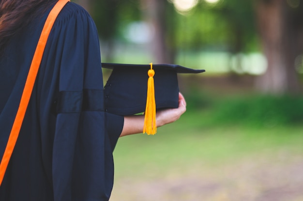 Afgestudeerden dragen zwarte academische toga op de dag van afstuderen aan de universiteit