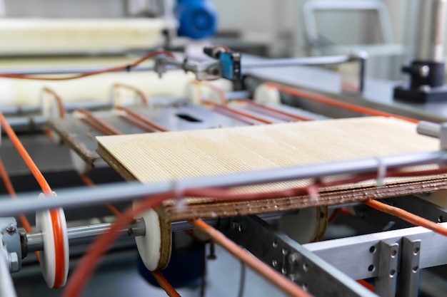 Afgewerkte meerlaagse wafel beweegt op de transportband van een zoetwarenfabriek