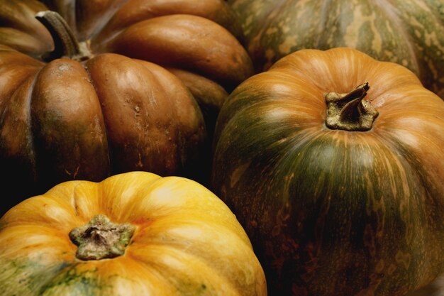 Afgezwakt herfst achtergrond met stapel pompoenen