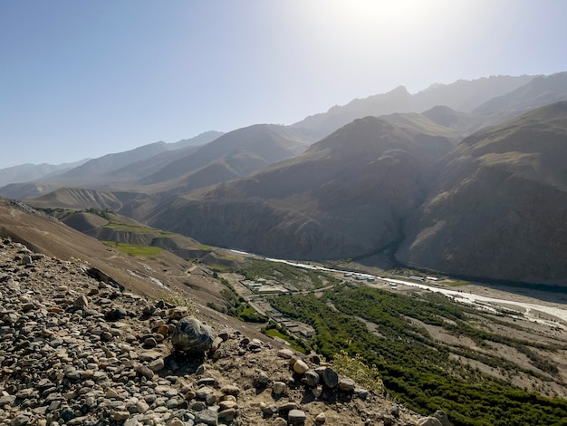 Afghaans dorp aan de rivier de Panj