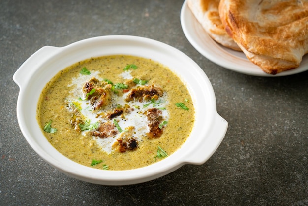 Afghaanse kip in groene masala curry of Hariyali tikka kip hara masala met roti of naan brood