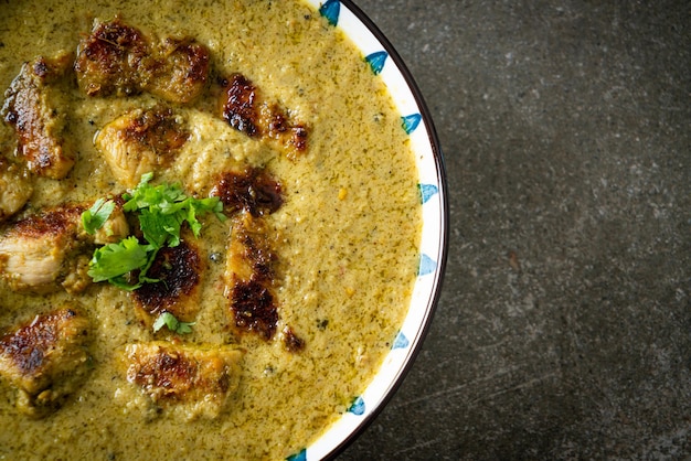 グリーンカレーのアフガニチキンまたはハリヤリティッカチキンハラマサラ-インド料理スタイル
