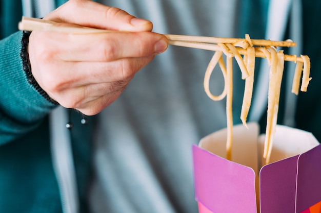 Afhaaleten. chinese noedels in box diner. eetgewoonten van millennials