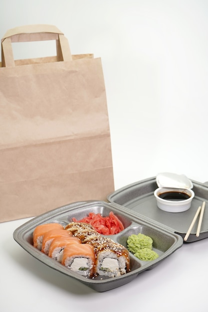 Afhaallunch, bezorging van sushi-menu in lunchboxen