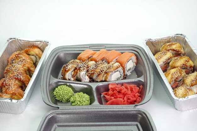 Afhaallunch, bezorging van sushi-menu in lunchboxen