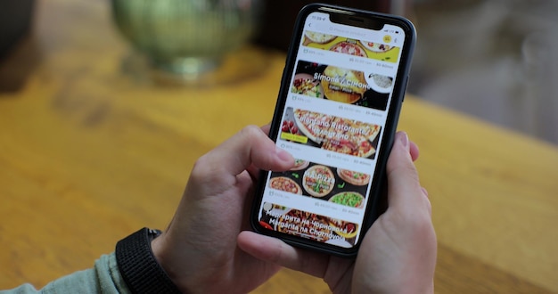 Afhaalmaaltijden online bestellen in een restaurant in een mobiele app met behulp van een smartphone Online bezorging online winkel thuisbezorging