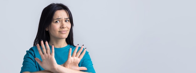 Afkeurend meisje zonder kruisende handen teken maakt ontkenningsgebaar Portret van mooie vrouw