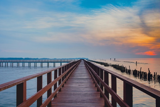 Afnemend perspectief van de pier over de zee tegen de hemel tijdens de zonsondergang