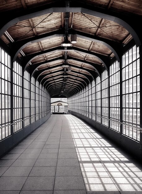 Foto afnemend perspectief van de voetgangersbrug