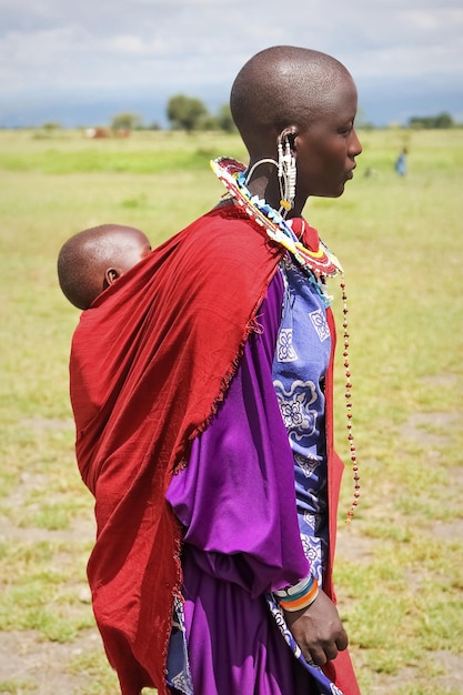 写真 アフリカタンザニア2016年2月マサイ族の母親の後ろにいる小さな赤ちゃん