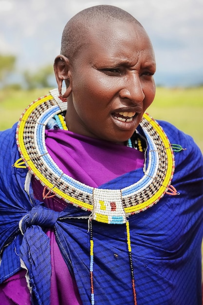 Photo africa tanzania february 2016 masai woman of the tribe in a village in traditional dress