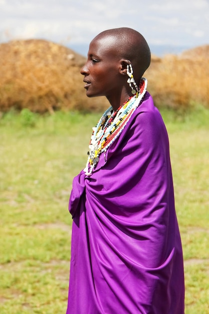 Африка Танзания Февраль 2016 Женщина племени Масаи в деревне в традиционной одежде
