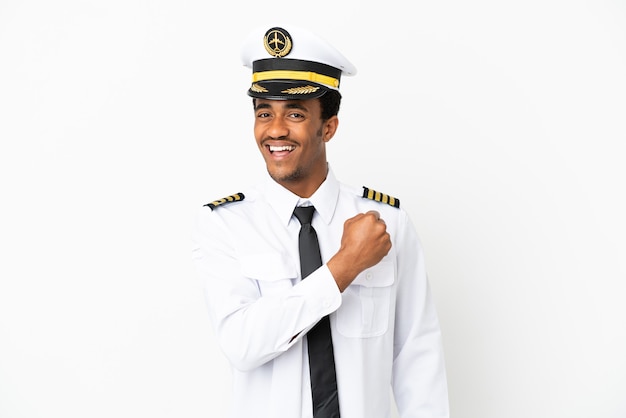 Афро-американский пилот самолета на изолированном белом фоне празднует победу