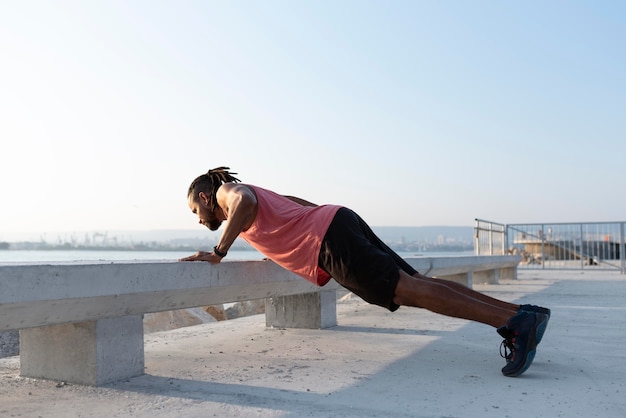 Photo african american athlete in sportswear outdoors