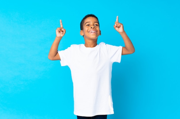 Афро-американский мальчик над изолированной синей, указывая на отличную идею