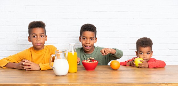 朝食を食べているアフリカ系アメリカ人の兄弟