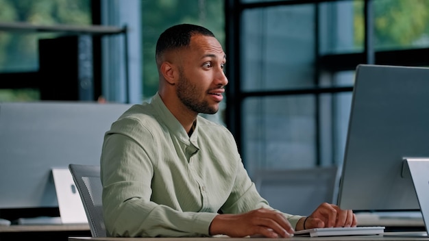 Photo african american businessman employer entrepreneur manager ceo typing keyboard computer in office