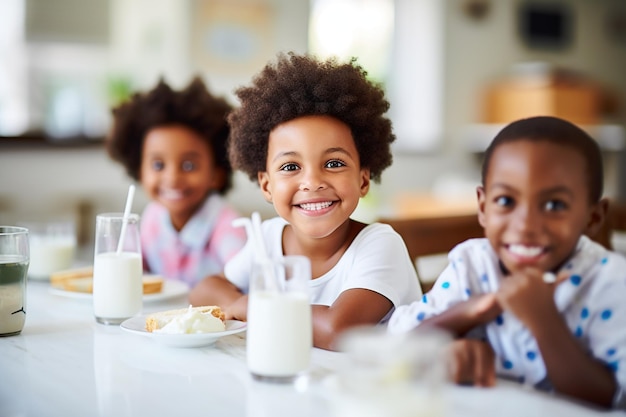 授業中に楽しそうに牛乳を飲むアフリカ系アメリカ人の子供たち