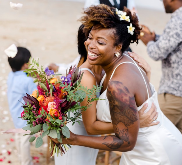 Афроамериканец пара выходит замуж на пляже