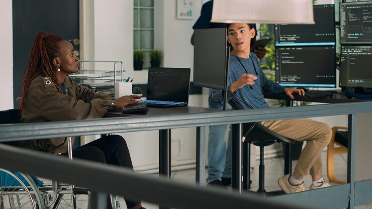 Photo african american developer with disability working with programming language on terminal window. it engineer in wheelchair using html script to develop new program interface on computer.