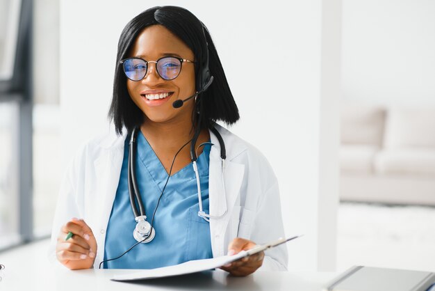 Photo african american doctor working in her office at clinic