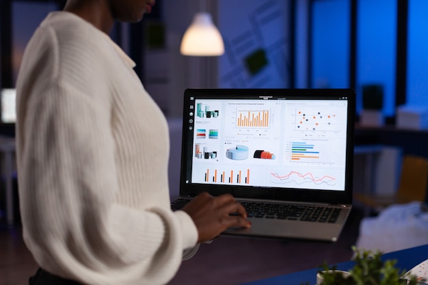 Photo african american entrepreneur woman analyzing financial graphs