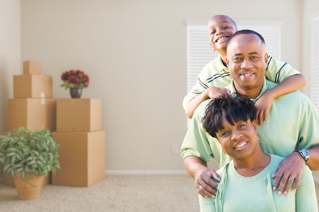 Photo african american family in room with packed moving boxes