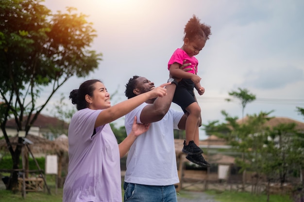 Famiglia madre felice del padre e della figlia dell'afroamericano