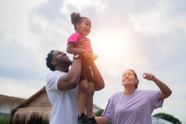 Famiglia madre felice del padre e della figlia dell'afroamericano