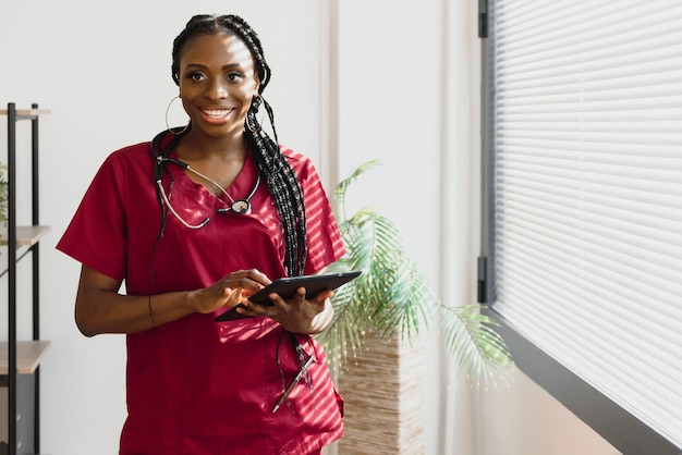 Foto medico femminile afroamericano con uno stetoscopio in ospedale