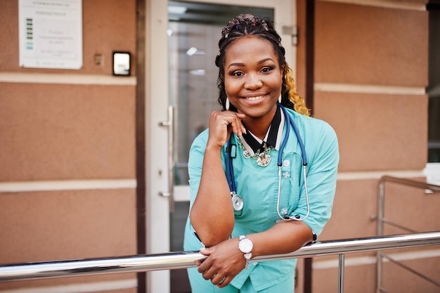 Photo african american female paramedic doctor.