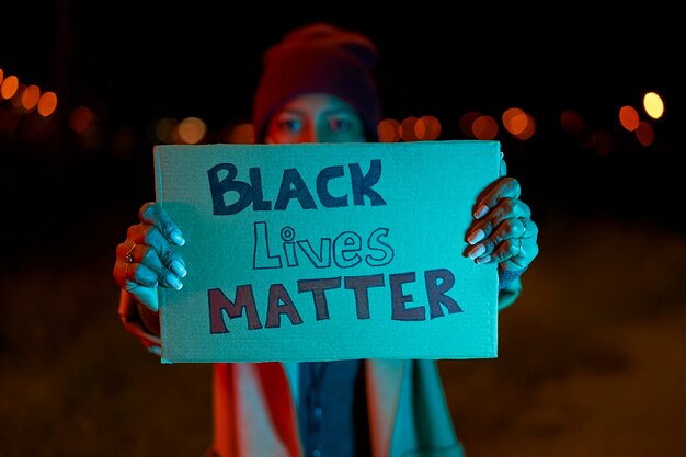 Photo african-american girl holding a banner reading 