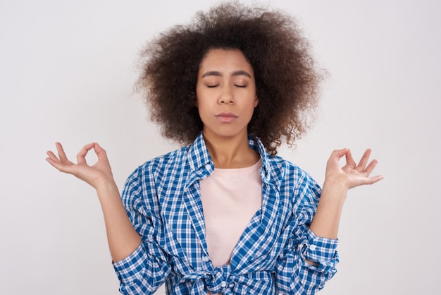 Афро-американская девушка медитирует
