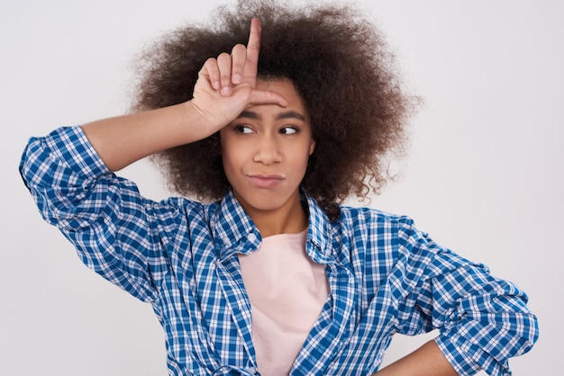 La ragazza dell'afroamericano sta proponendo con la mano isolata