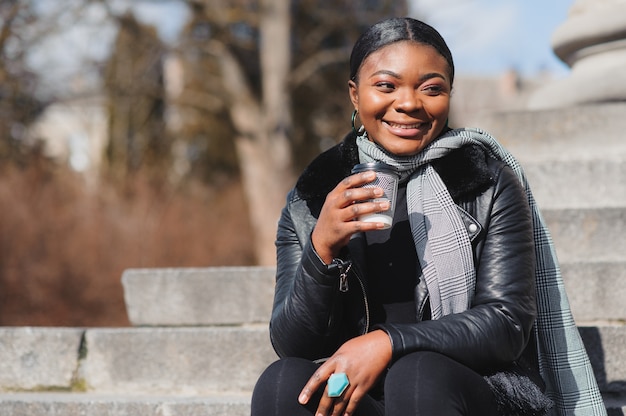 African American girl loopt door de plaats met koffie