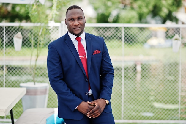 Photo african american happy successful man at suit rich black business man