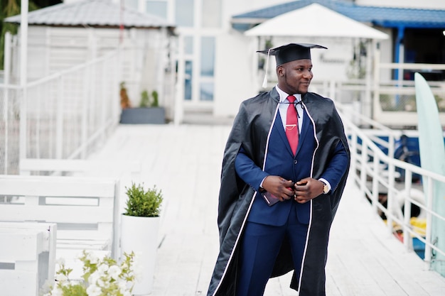졸업 모자에 아프리카계 미국인 행복한 성공적인 학생