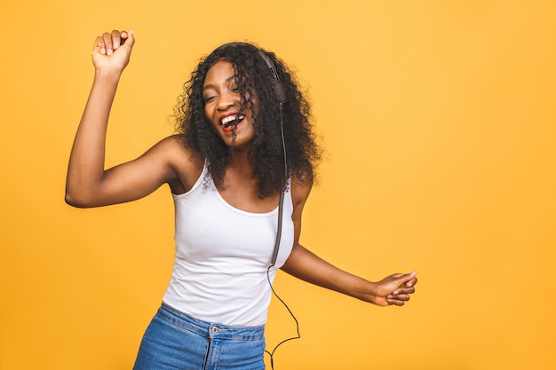 афро-американская леди слушает музыку, танцует с закрытыми глазами