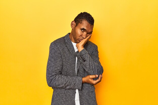 Photo african american man in casual blazer yellow studio who is bored fatigued and need a relax day