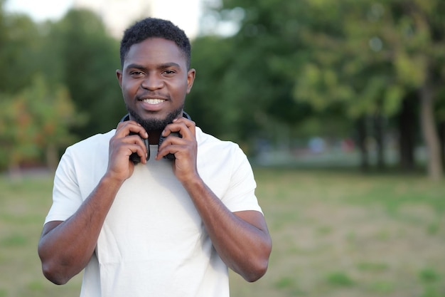 L'uomo afroamericano dimostra un sorriso a trentadue denti nel parco verde