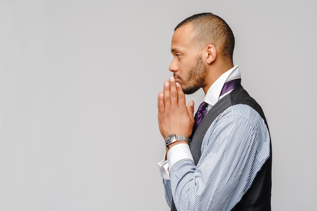 Афро-американский мужчина, взявшись за руки в молитве