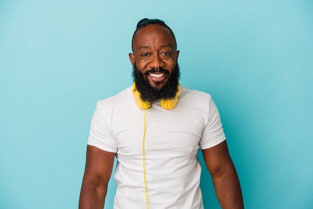 Photo african american man listening to music isolated on blue background