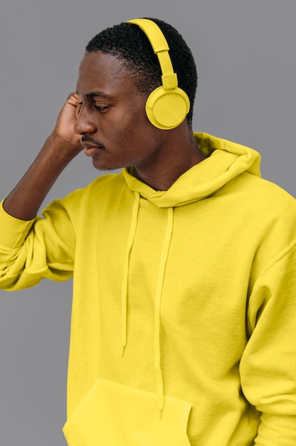 Photo african american man listening to music through headphones